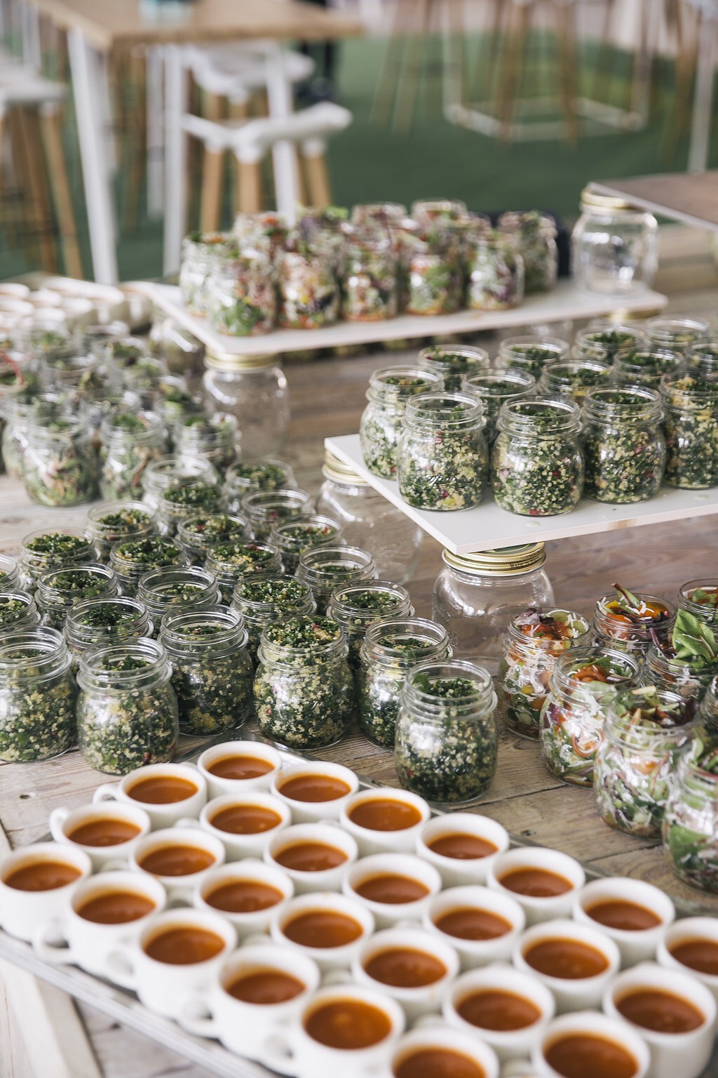 Chef stelt een jar salade samen